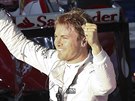Nico Rosberg (vlevo) se raduje z vítzství, tetí v cíli melbournského závodu...