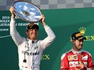 Nico Rosberg s trofejí pro vítze Velké ceny Austrálie, v cíli tetí Sebastan...