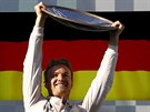 Nico Rosberg s trofejí pro vítze Velké ceny Austrálie.