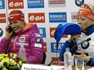 Kaisa Mäkäräinenová (vpravo) a vedle ní Gabriela Soukalová se svou nejmilejí...