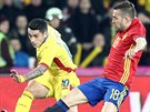 panlský fotbalista Jordi Alba (vpravo) se snaí zabránit ve stele Nicolaemu...