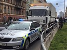 V �ter� se v Legerov� ulici srazilo osobn� auto s policejn�m n�kladn�m vozem...