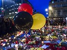 Lidé na bruselském námstí Place de la Bourse si ve stedu pipomínali obti...