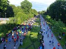 Pohled na ��astn�ky olomouck�ho p�lmaratonu, kter� se v ulic�ch m�sta b�el v...