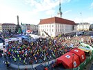 Pohled na ��astn�ky olomouck�ho p�lmaratonu, kter� se v ulic�ch m�sta b�el v...
