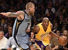 Kobe Bryant (vpravo) z LA Lakers obchází Chrise Andersena z Memphisu.
