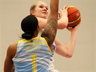 Karlovarská basketbalistka Julia Reisingerová (s míem) touí zaútoit, brání...