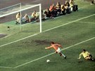 Johan Cruyff (v oranovém) v nizozemském dresu skóruje do sít Argentiny.