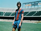 Johan Cruyff pózuje v dresu Barcelony.