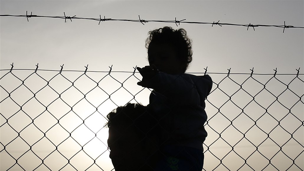 B�enci v tábo�e Idomeni poblí� makedonské hranice (22. b�ezna 2016)