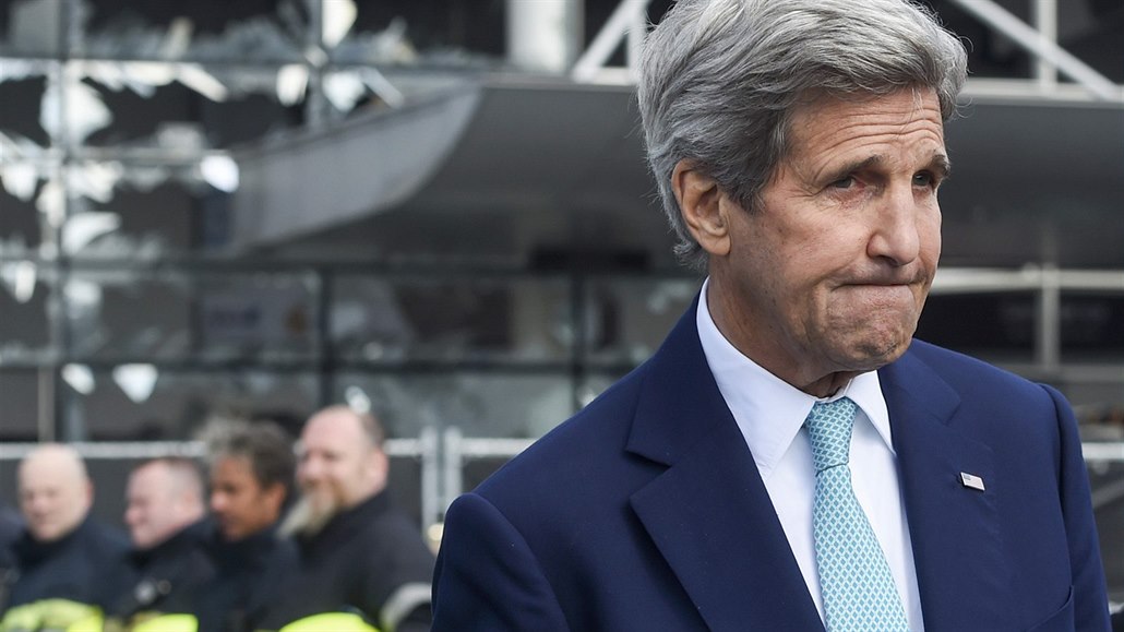 Americký ministr zahranií John Kerry na bruselském letiti (25. bezna 2016)