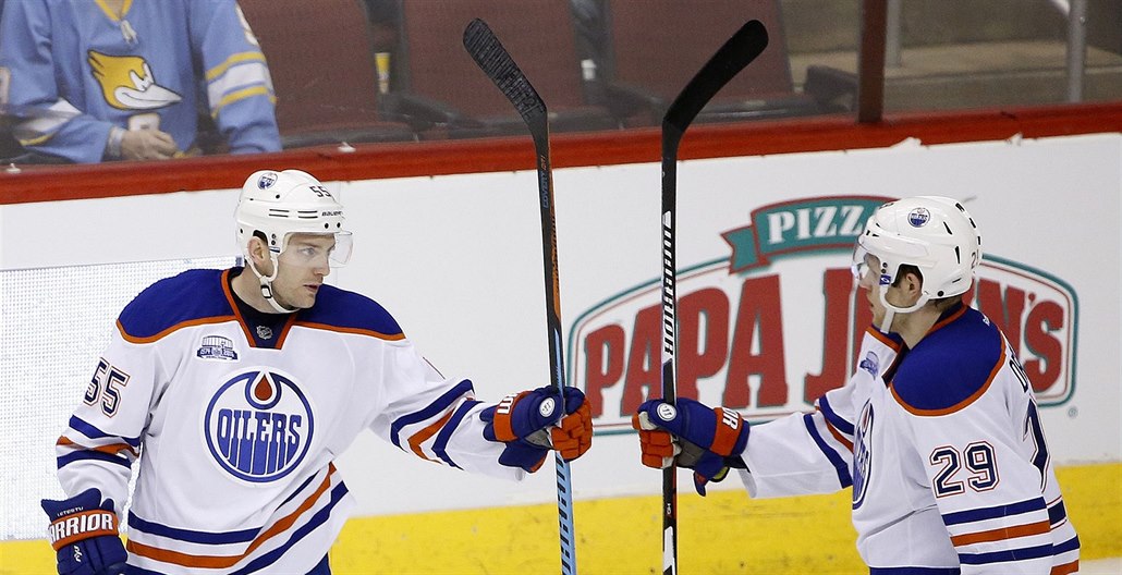 Mark Letestu (vlevo) a Leon Draisaitl z Edmontonu se radují z gólu.