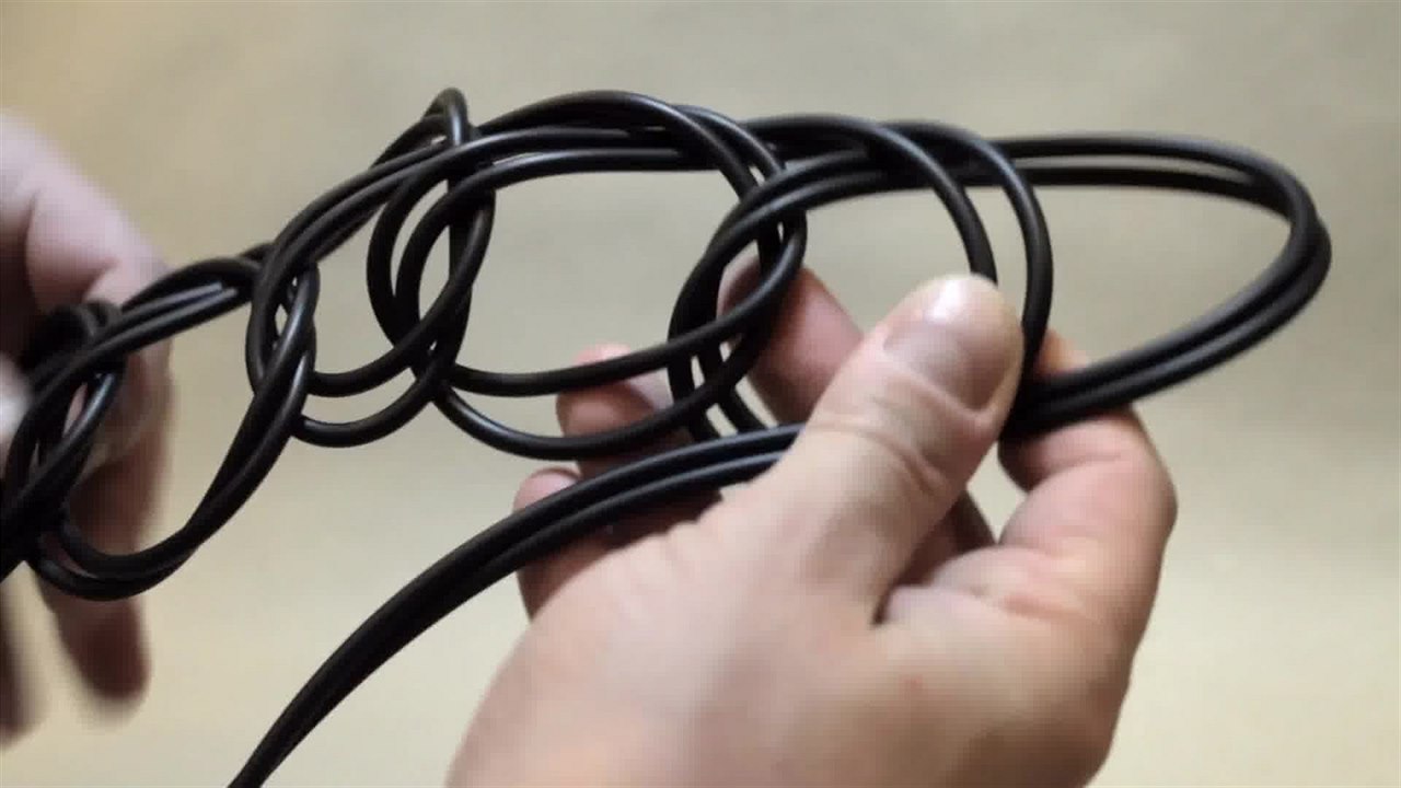 Jak jednoduše zkrátit protivně dlouhý kabel