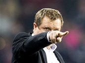 Trenr esk reprezentace Pavel Vrba udl pokyny bhem zpasu se Skotskem.