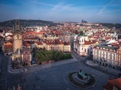 Pohled na Staroměstskou radnici, chrám svatého Mikuláše a Pražský hrad.