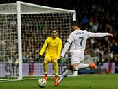 Cristiano Ronaldo z Realu Madrid pl v duelu proti Seville.