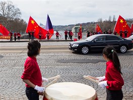 Lidé vítající prezidentskou kolonu projí�d�jící na Hlávkov� most� (28. b�ezen...