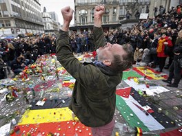 U pietního místa v centru Bruselu se sešly stovky lidí. (23. března 2016)