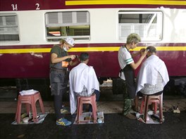 KADENÍCI: Cestující se nechávají zdarma ostíhat na elezniní stanici Hua...