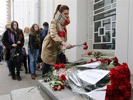 Lidé pináejí kvtiny ped belgickou ambasádu v Moskv. (22. bezna 2016)