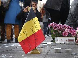 Jsme Brusel, íká vlajka na pietním míst k teroristickým útokm z úterního...