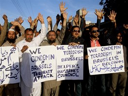 Pákistántí aktivisté ve mst Mulan odsoudili teroristické útoky v Bruselu....