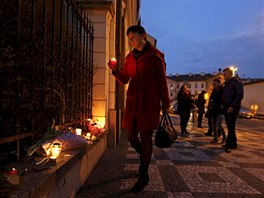 Lidé zapalují svíky za obti bruselského útoku ped belgickou ambasádou v...