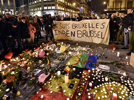 Lidé v Bruselu zapalovali svíky za obti teroristických útok na Place de la...