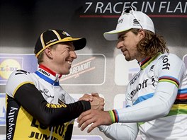 Peter Sagan (vpravo) pijm gratulaci od druhho Belgiana Sepa Vanmarckeho.