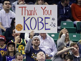 Fanouci v Salt Lake City vzdvaj hold hvzd soupee - Kobemu Bryantovi z LA...