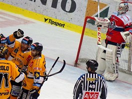 Hokejisté Litvínova slaví gól Radka Dudy (uprostřed) proti Pardubicím.