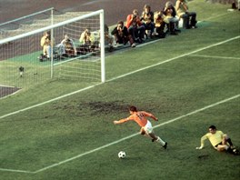 Johan Cruyff (v oranovm) v nizozemskm dresu skruje do st Argentiny.