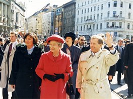 Královnu Al�b�tu II. p�ivítali v Brn� tisíce lidí. Pro�la nám�stím Svoboda.