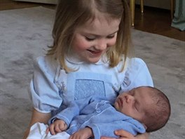 Švédská princezna Estelle  a její bratr princ Oscar na snímku, který pořídil...