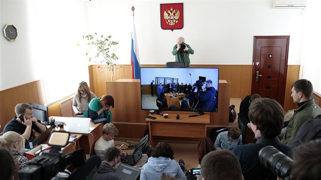 Novin��i sleduj� p�el��en� z ukrajinskou pilotkou Nadijou Sav�enkovou. Do soud� s�n� je nevpustili (21. b�ezna 2016)