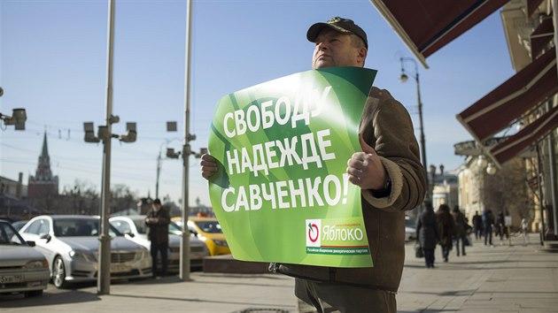 Stoupenec rusk liberln strany Jabloko demonstruje v Moskv za proputn ukrajinsk pilotky Nadiji Savenkov (21. bezna 2016)