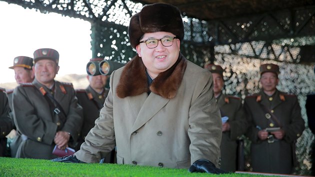 Severokorejsk vdce Kim ong-un sleduje vojensk manvry (20. bezna 2016)