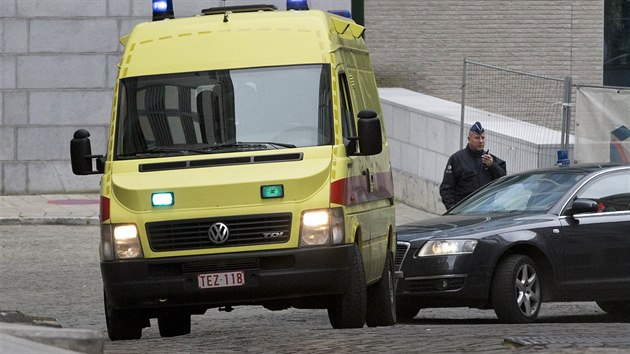 Belgick policie Salaha Abdeslama po zaten pevezla do psn steen vznice v Bruggch (19. bezna 2016)