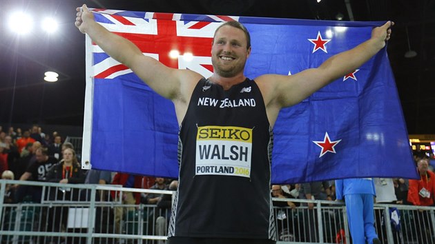 Novozlandsk koula Tomas Walsh slav zlato na halovm atletickm ampiontu v Portlandu . (18. bezna 2016)