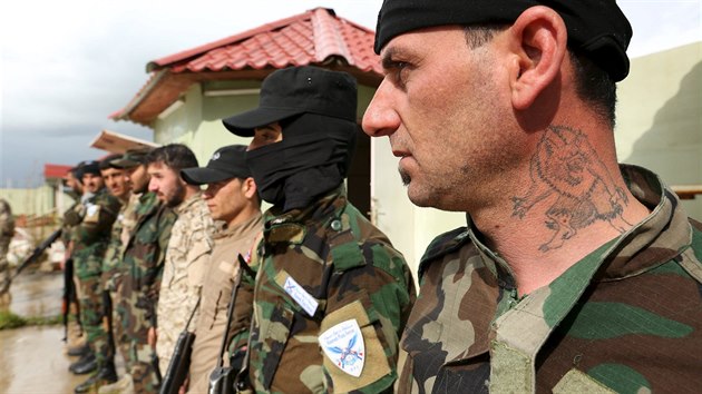 Vcvik asyrskch kesanskch bojovnk v irck provincii Dohuk (16. bezna 2016)
