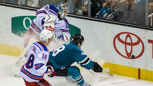 K mantinelu se pro puk vydal glman Antti Raanta  z NY Rangers i tonk Tom Hertl ze San Jose.