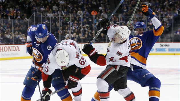 Boj o puk v duelu NY Islanders (modr) vs. Ottawa. Zleva: Josh Bailey, Erik Karlsson, Jean-Gabriel Pageau a John Tavares.