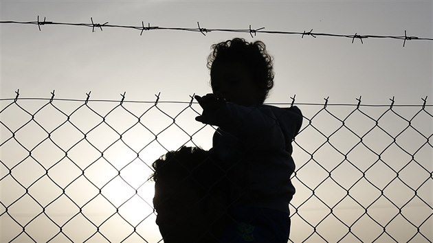 B�enci v t�bo�e Idomeni pobl� makedonsk� hranice (22. b�ezna 2016)