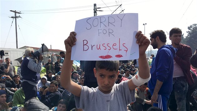 Chlapec v tboe Idomeni dr transparent Je mi lto Bruselu (23. bezna 2016)