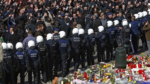Zstup protestujcch dorazil k pamtnk obt teroristickch tok v Bruselu (27. bezna 2016)