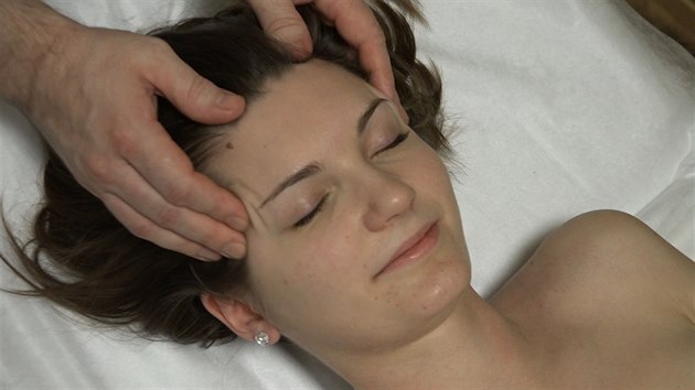 Klíčovou součástí je také masáž spánků.