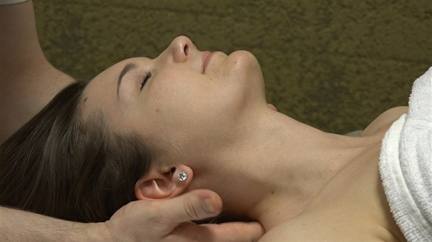 Ajurvédská masáž je jemná, funguje spíš na principu přesně vedených tahů a protahování.
