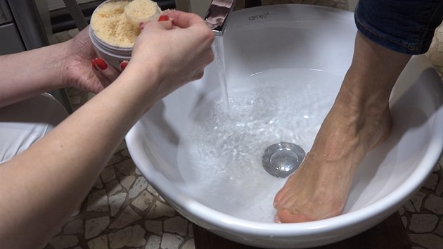 Na začátku vás čeká koupel nohou s aromaterapeutickými přípravky.