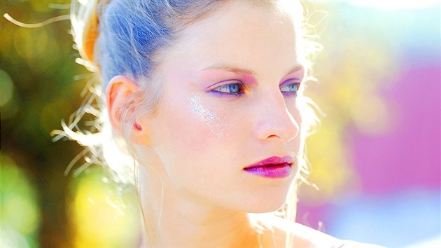 Návštěvníci hudebních festivalů to vědí dávno: třpytivý make-up může nosit...
