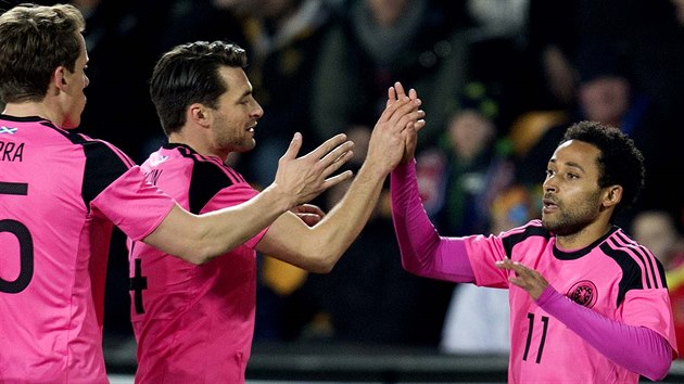 JE TAM. Fotbalisté Skotska slaví vedoucí gól v zápase s Českem, který dal Ikechi Anya (vpravo)